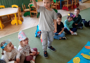 Chłopiec złowił na wędkę papierową sylwetę ryby