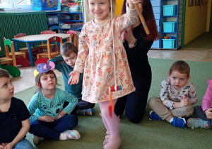 Dziewczynka złowiła na wędkę papierową sylwetę ryby