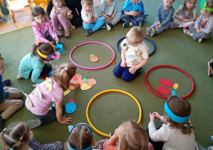 Puchatki segregują rybki w odpowiednich kolorach