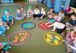 Maluszki posegregowały rybki w odpowiednich kolorach