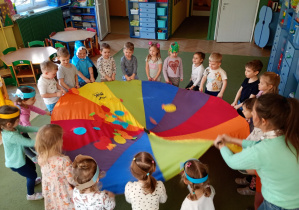 Puchatki falują chustą tak, aby rybki z niej nie spadły