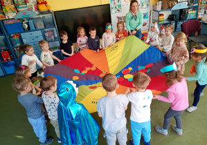 Puchatki falują chustą tak, aby rybki z niej nie spadły