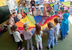 Maluchy falują chustą tak, aby rybki z niej nie spadły