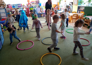 Dzieci naśladują ruchem pływające rybki