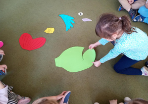 Dziewczynka składa z części sylwetę ryby