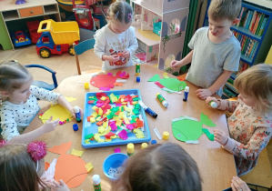 Puchatki robią pracę plastyczną "Rybka"