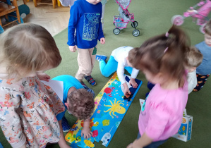 Puchatki ułożyły wspólnie puzzle przedstawiające wodny świat