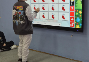 Kuba gra na tablicy multimedialnej