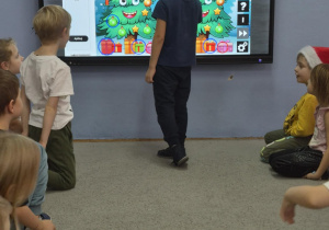 Chłopiec szuka różnic między obrazkami świątecznymi