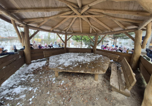 Bitwa na śnieżki przy altanie