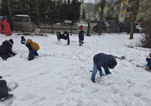Dzieci robią kule śniegu