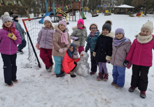 Dziewczynki ze swoim bałwanem