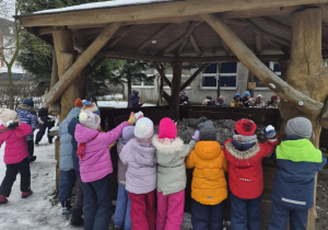 Bitwa na śnieżki przy drewnianej altanie