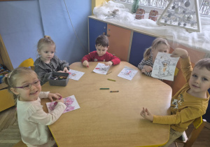 Maluszki z kotków kolorują bałwanki