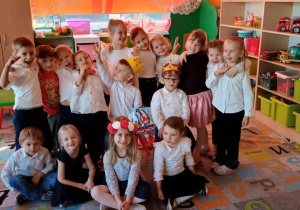 Dzieci z Biedronek z Jubilatami