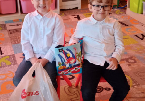 Adam i Leonard w koronach urodzinowych