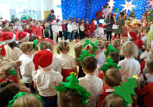 Panie witają dzieci na wspólnym kolędowaniu