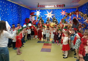 Puchatki śpiewają wszystkim piosenkę o choineczkach