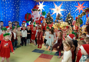 Maluszki śpiewają piosenkę o choineczkach