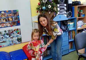 Ciocia wręcza dziewczynce upominek