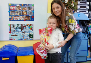 Ciocia wręcza chłopczykowi upominek