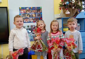 Maluszki z upominkami za wykonane z rodzicami świąteczne domki