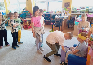 Staś częstuje się słodkościami