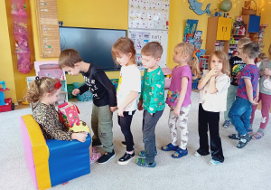 Olek częstuje się cukierkami