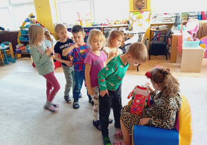 Franczesko częstuje się cukierkami