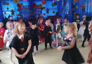 Karinka i Klara tańczą