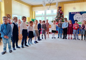 Dzieci z 4b na występie