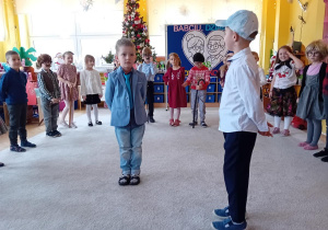 Tobiasz z Kacprem recytują wiersz