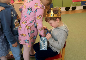 Jaś częstuje dzieci cukierkami