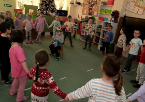 Dzieci śpiewają ,,Sto lat"