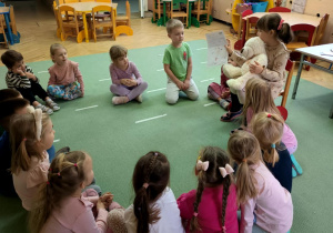 Wszystkie dzieci z zainteresowaniem słuchają