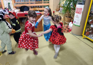 Dziewczynki tańczą w kółeczku