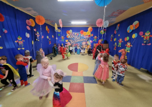 Dzieci bawią się na balu karnawałowym