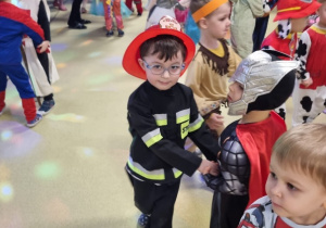 Dzieci tańczą na balu