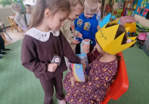 Dzieci częstują się cukierkami