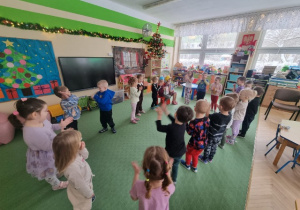 Dzieci śpiewają Sto lat