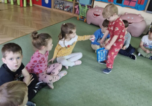 Ignaś rozdaje upominki