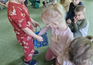 Ignaś rozdaje upominki