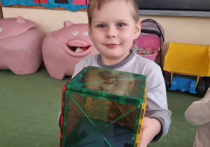 Milan ułożył kostkę z klocków