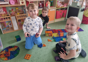 Chłopcy tworzą drogę z klocków