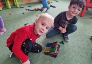 Chłopcy budują zamek