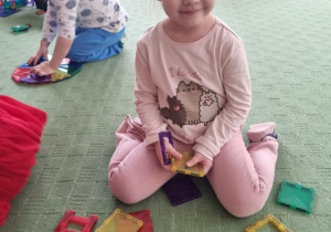 Pola tworzy coś kreatywnego