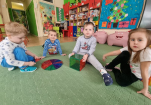 Dzieci robią budowle z klocków