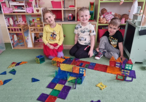 Dzieci tworzą drogę z klocków