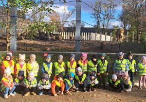 Dzieci na wycieczce w Zoo przy wybiegu słoni.