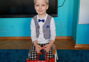 Nasz solenizant jaś z koroną na głowie z cygrą 4.